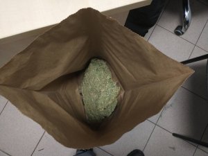 susz marihuany w worku papierowym - widok z góry
