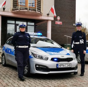 dwie policjantki stoją przy radiowozie