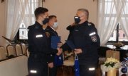 Komendant Wojewódzki Policji w Lublinie nadinspektor Artur Bielecki podczas wręczania policjantowi upominku