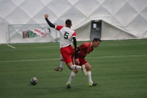 dwóch zawodników podczas meczu w trakcie ataku