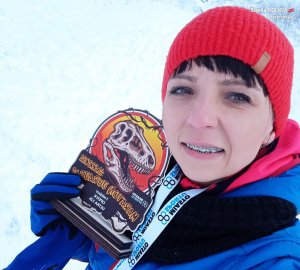 Agnieszka Czyżewska pozuje do zdjęcia z medalem