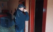 policjant we wnętrzu opuszczonego budynku
