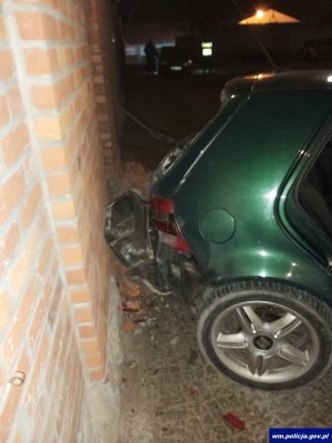 uszkodzony tył samochodu przy ścianie budynku