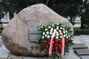 kwiaty przed obeliskiem &quot;Poległym Policjantom – Rzeczpospolita Polska&quot;