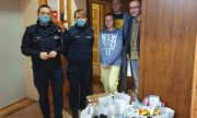podopieczni i dyrektor Centrum Opieki nad Dzieckiem w Skopaniu wraz z policjantkami