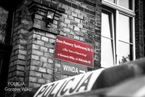 Napis Policja na dachu radiowozu i tabliczka domu pomocy społecznej nr 2 w Gorzowie wlkp.