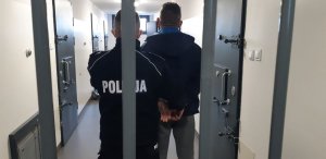 zatrzymany mężczyzna z policjantem