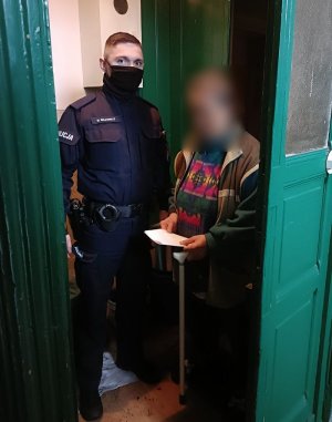 policjant stoi obok kobiety