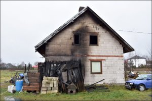 zdjęcie spalonego domu jednorodzinnego