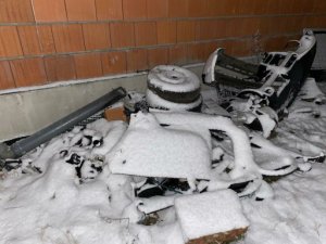 części samochodowe przykryte śniegiem