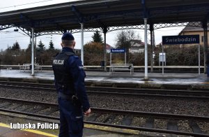policjant stoi na peronie
