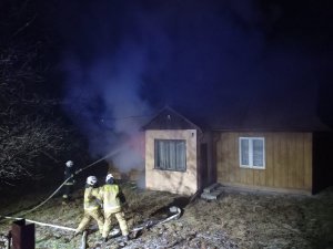 strażacy gaszą pożar budynku mieszkalnego
