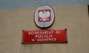 Czerwona tablica na budynku z napisem: komisariat Policji III w Sosnowcu