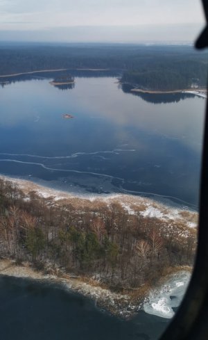 widok z lecącego śmigłowca na teren - jezioro