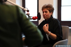 kobieta w studiu nagraniowym mówi do mikrofonu
