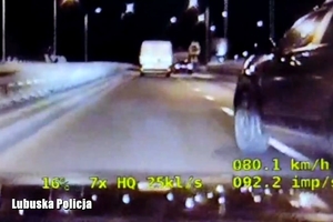 zdjęcie  z policyjnego wideorejestratora przedstawiające zjeżdżający pojazd z prawego na lewy pas
