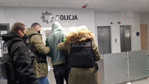 zatrzymany z policjantami w budynku komisariatu policji