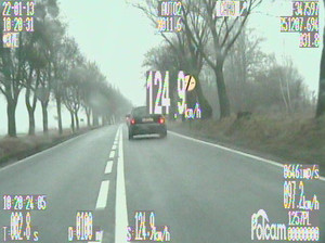 auto jedzie drogą a videorejestrator pokazuje, że ma 124,9 km/h