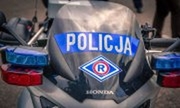 przód motocykla policyjnego z napisem policja