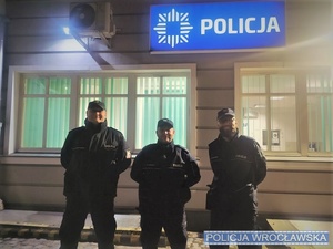 Trzej umundurowani policjanci stoją przed jednostką Policji