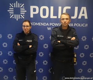 dwoje umundurowanych policjantów pozuje do zdjęcia