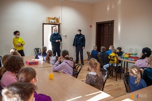 policjant rozmawia z dziećmi o bezpieczeństwie