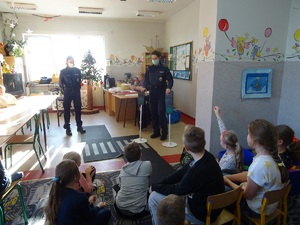 policjantki rozmawiaja z dziećmi o bezpieczeństwie