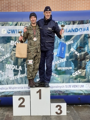 podinsp. Maciej Wojciechowski i żołnierz na podium
