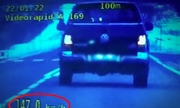 Obraz z wideorejestratora gdzie pojazd marki Volkswagen przekracza dozwoloną prędkość