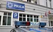 radiowóz stoi przed budynkiem z napisem policja