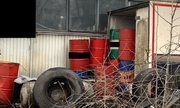 beczki, opony i inne odpady na nielegalnym składowisku