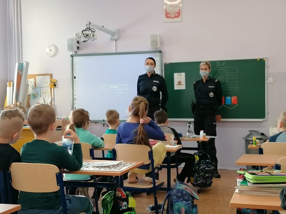 Dwie policjantki w klasie z grupą dzieci