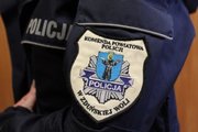 Naszywka na rękawie policyjnego munduru z herbem Zduńskiej Woli i napisem Komenda Powiatowa Policji w Zduńskiej Woli