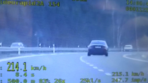zdjęcie z wideorejestratora pomiar prędkości jadącego mercedesa, wynik 214 kilometrów na godzinę