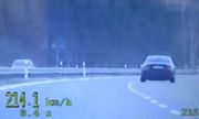 zdjęcie z wideorejestratora pomiar prędkości jadącego mercedesa, wynik 214 kilometrów na godzinę