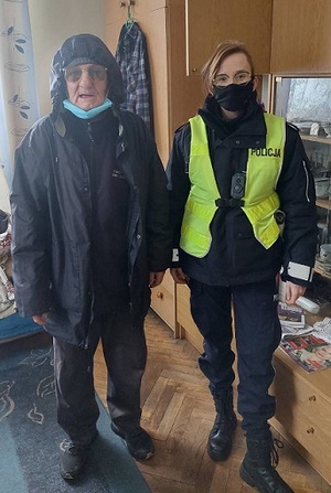 Policjantka z seniorem, któremu pomogła w dotarciu do mieszkania