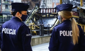 dwie umundurowane policjantki w maseczkach ochronnych