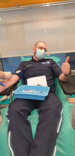 policjant podczas oddawania krwi