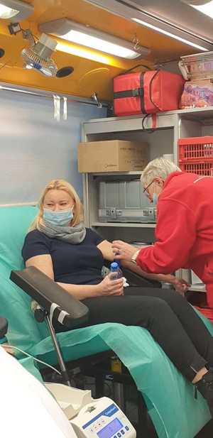 kobieta podczas oddawania krwi