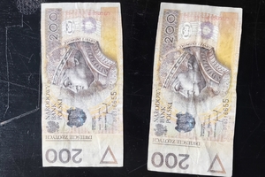 dwa fałszywe banknoty dwustuzłotowe