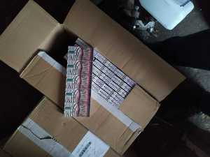 zabezpieczone pudełka kartonowe z nielegalnymi papierosami