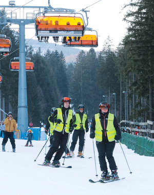 grupa policyjnych narciarzy na nartach