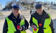 dwie policjantki trzymają breloki w kształcie serca