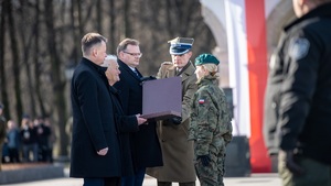 uczestnicy uroczystości dwoje żołnierzy, kobieta z mężczyzną oraz minister obrony narodowej