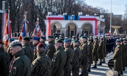 żołnierze w szeregach podczas uroczystości w tle pomnik nieznanego żołnierza