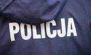 biały napis policja na granatowej kurtce
