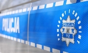 napis policja i logo policji na drzwiach radiowozu policyjnego