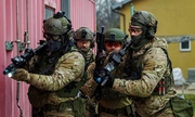 czterej kontrrterroryści w trakcie ćwiczeń w umundurowaniu bojowym i z bronią w rękach