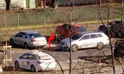 Uchwycony moment kradzieży na parkingu: auto uniesione na podnośniku hydraulicznym