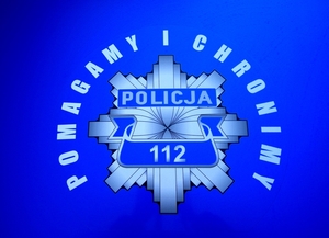 napis pomagamy i chronimy wokół loga policji z napisem policja 112